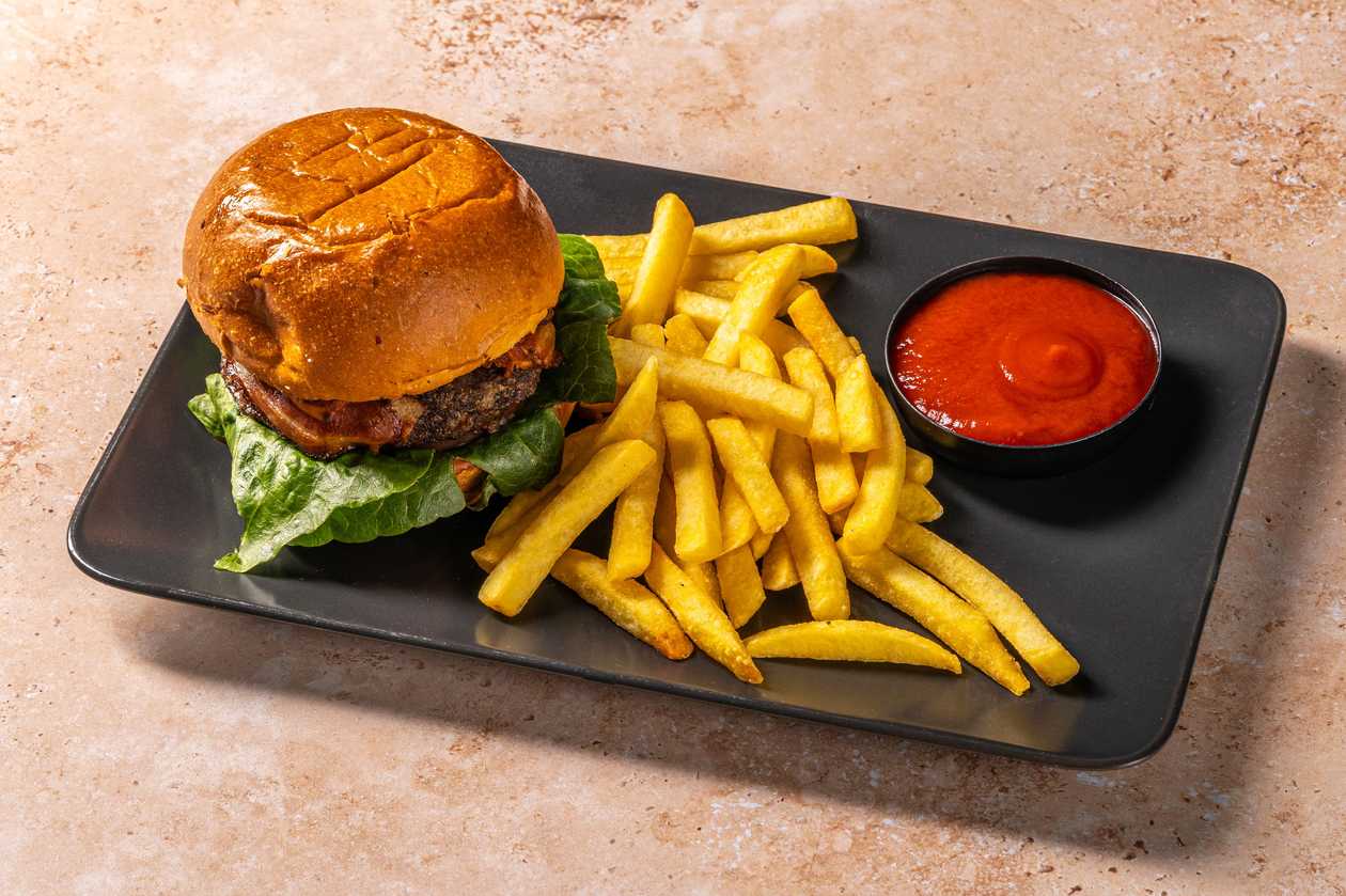 Бургер из говядины с картофелем фри и томатным соусом