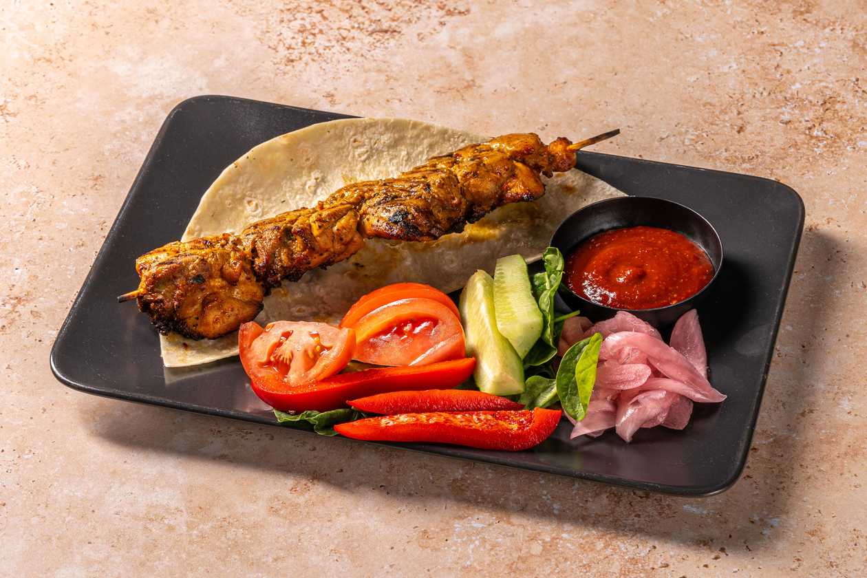 Куриный шашлык с маринованными овощами