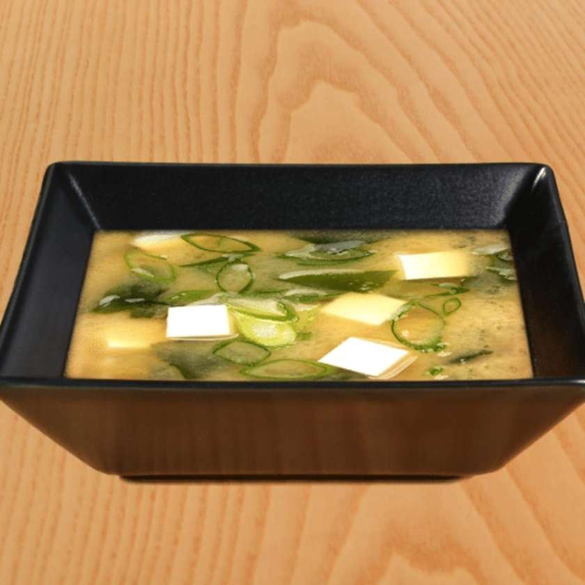 Мисо Супа с Водорасли, Тофу и Пресен Лук