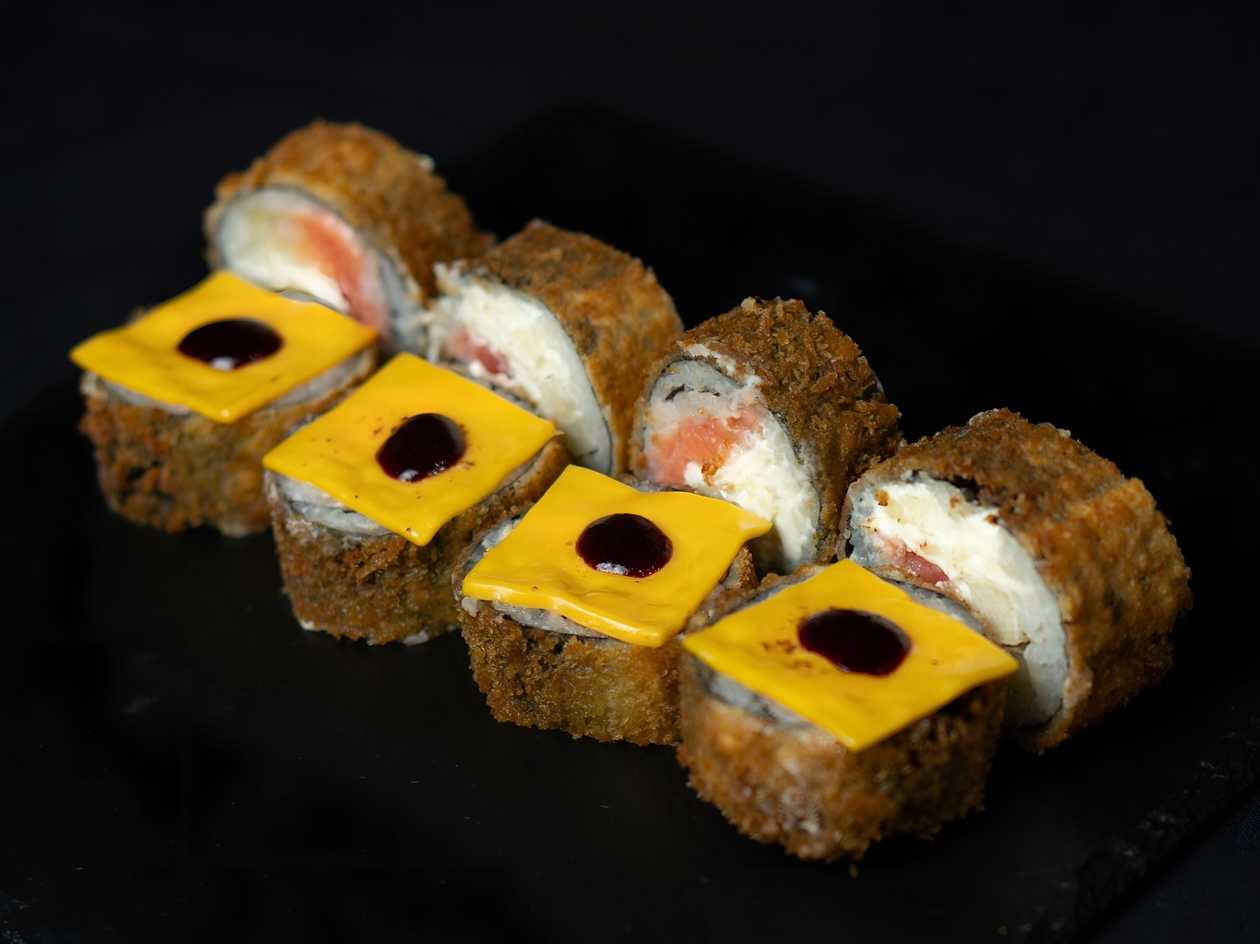Hot Roll with Salmon, Pear, and wild berry Sauce (8 pieces)