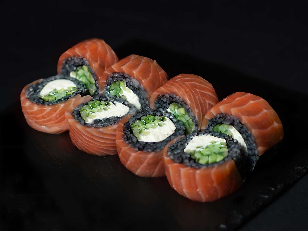 Black Philadelphia with Salmon (8 pieces)