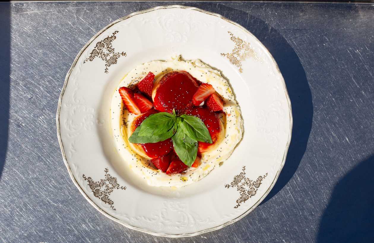 cheesecakes with strawberries