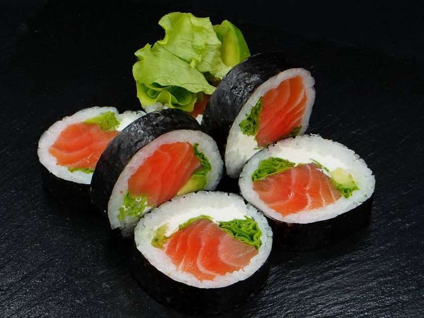 Futomaki with salmon and avocado (6 pieces)