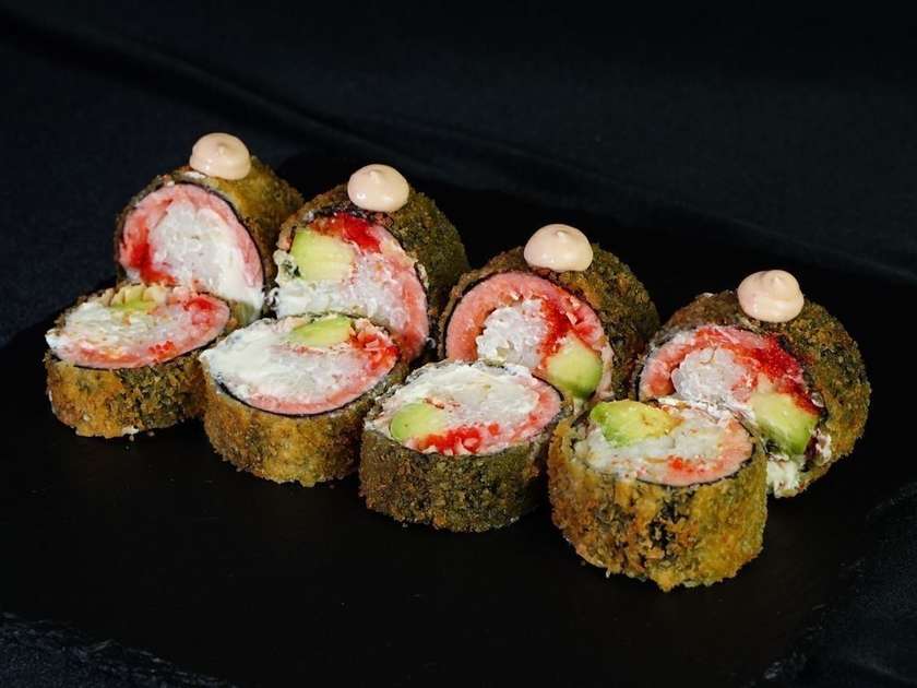 Hot Roll with Salmon and Masago (8 pieces)