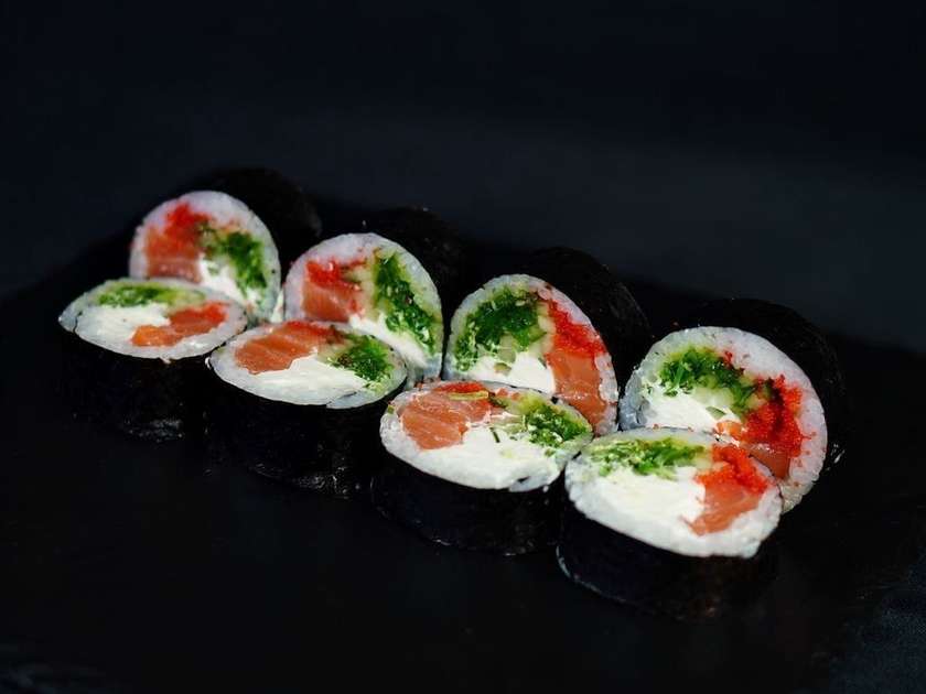Futomaki with Salmon and Wakame (8 pieces)