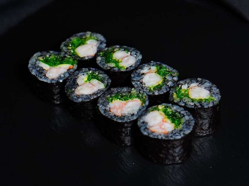 Black Maki with Shrimp and Wakame (8 pieces)
