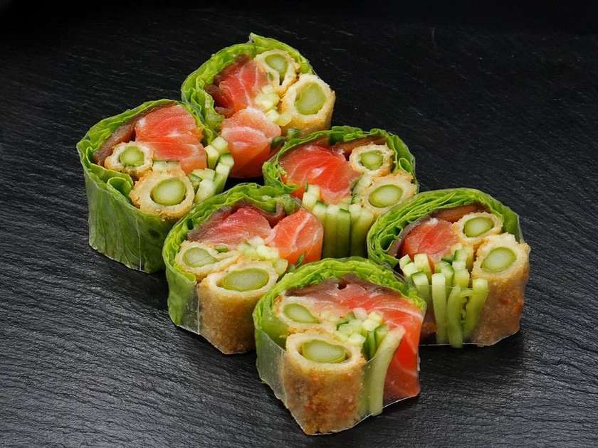 Spring roll with salmon and asparagus (6 pieces)