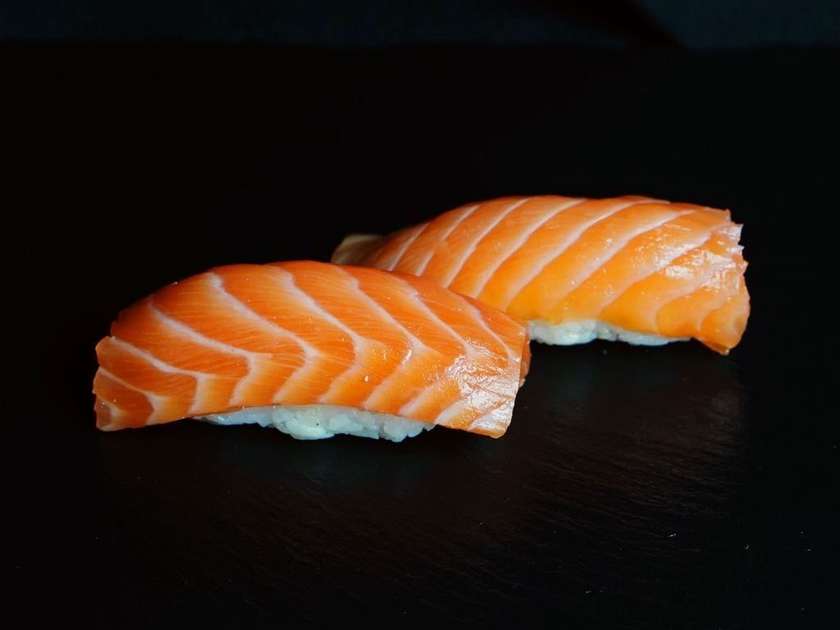 Salmon Nigiri (2 pieces)
