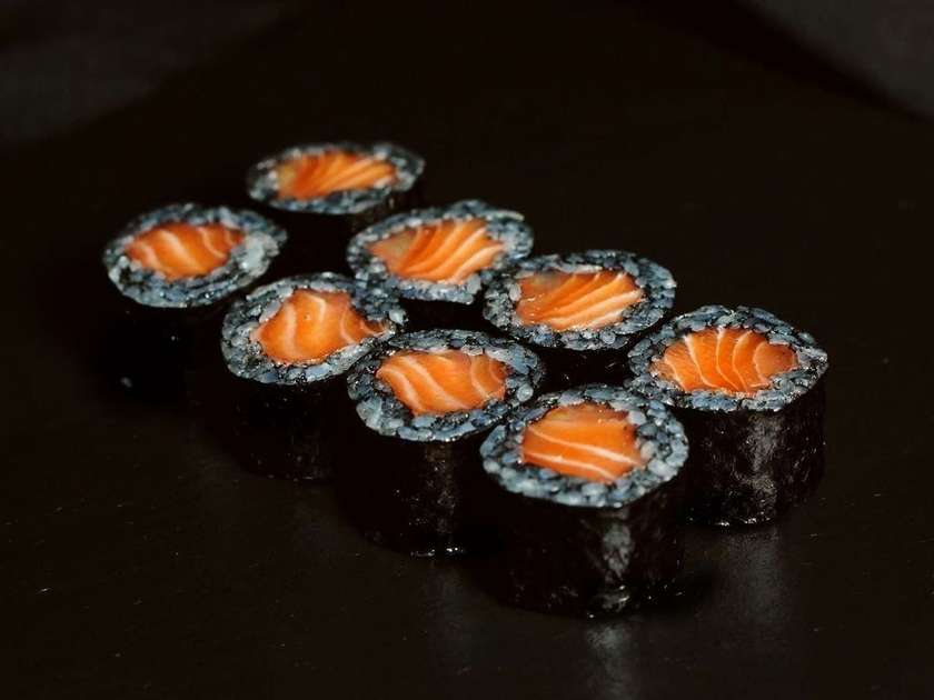 Black Maki with Salmon (8 pieces)