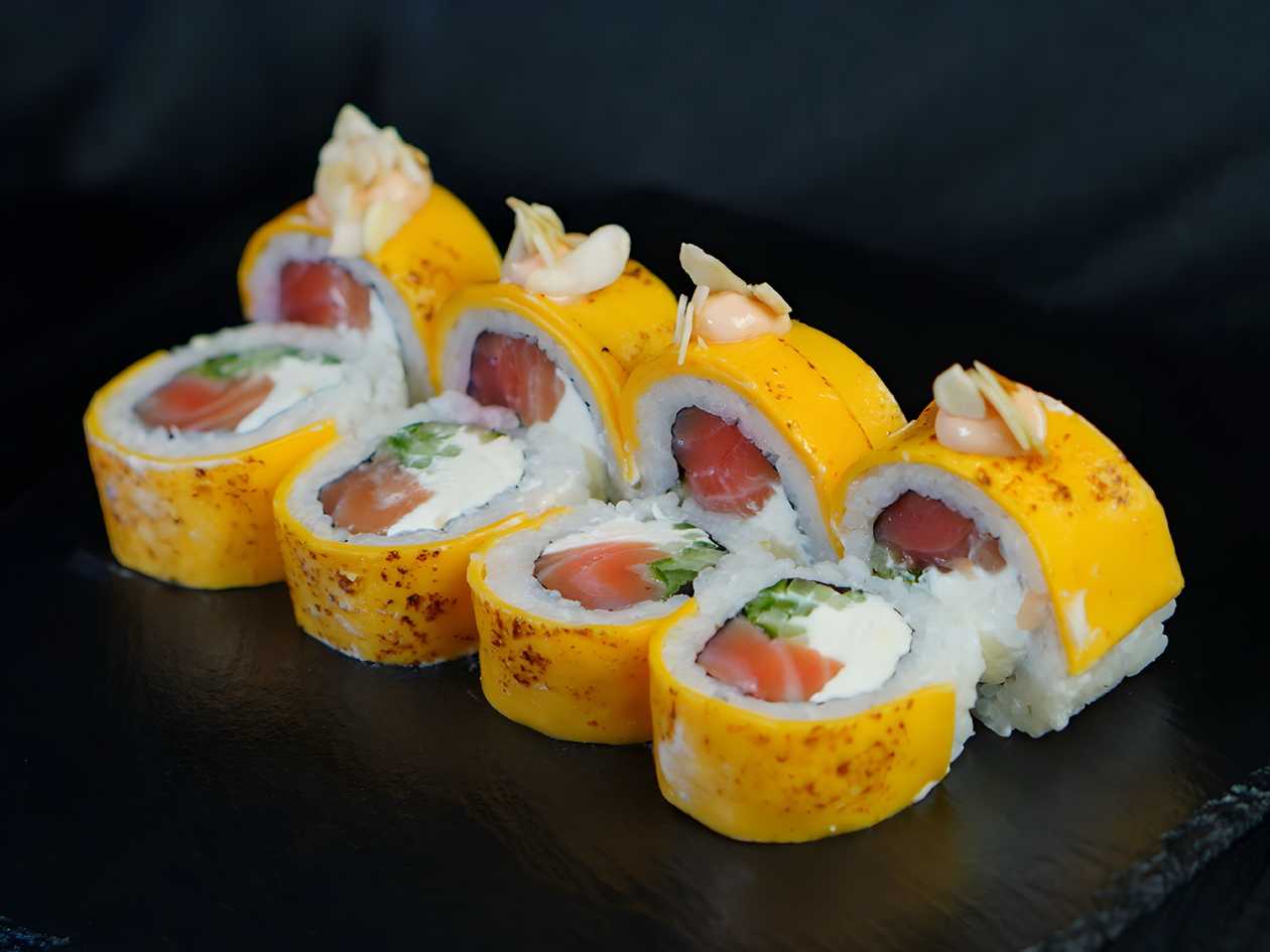 Cheese Roll with Salmon (8 pieces)