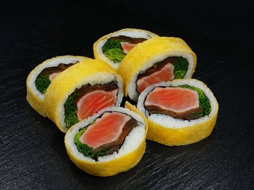 Philadelphia with grilled salmon and tamago  (6 pieces)