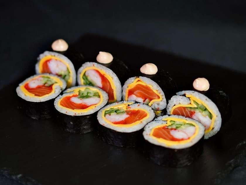 Futomaki with Salmon and Cheddar (8 pieces)