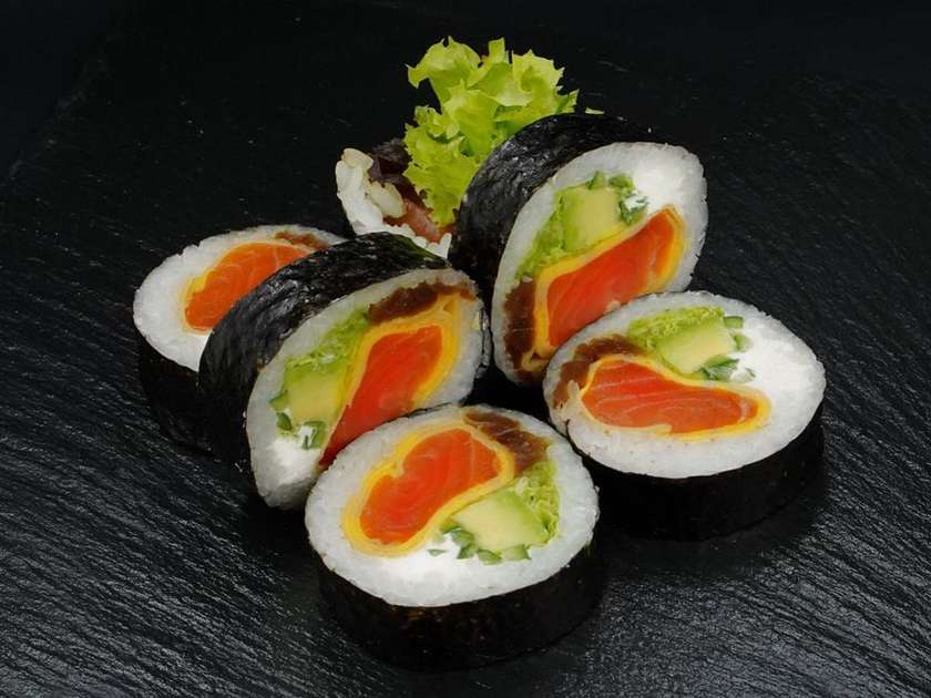 Futomaki with salmon and tamago (6 pieces)