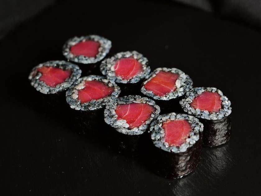 Black Maki with Tuna (8 pieces)