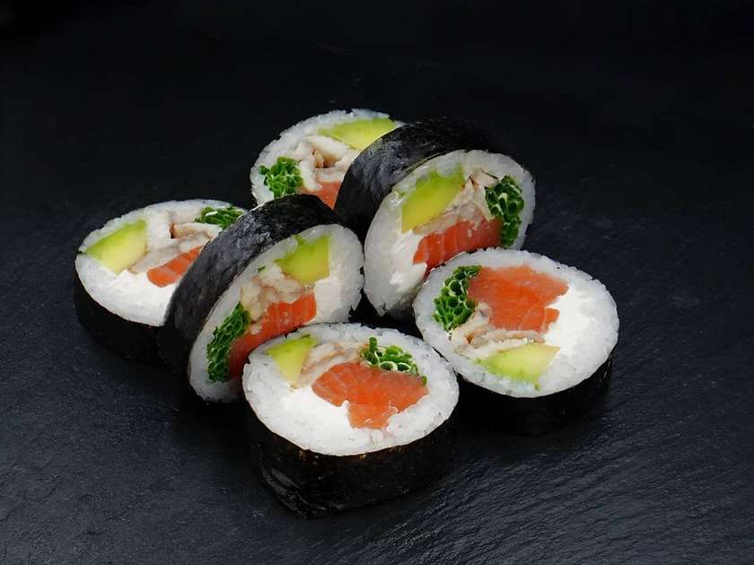 Futomaki with salmon and eel (6 pieces)