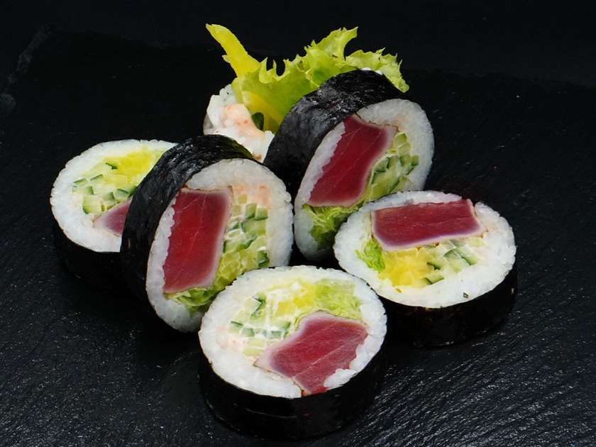 Futomaki with tuna (6 pieces)