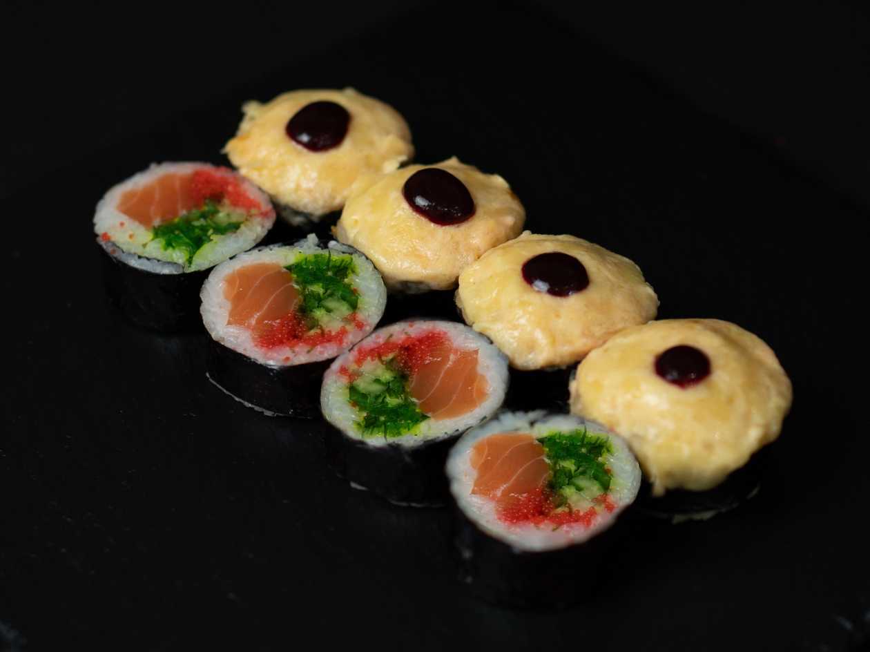 Baked Roll with Salmon and Wakame (8 pieces)