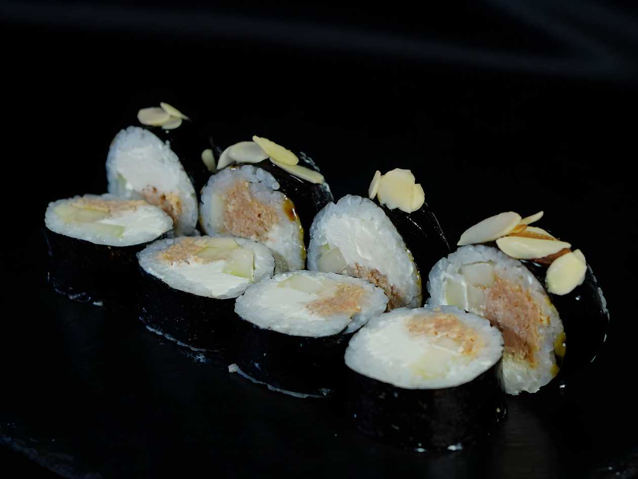 Futomaki with Pear and Salmon simmered in teriyaki sauce (8 pieces)
