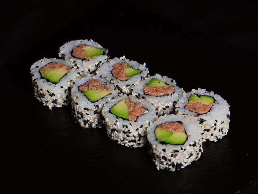 Maki with Avocado and Salmon simmered in teriyaki sauce (8 pieces)