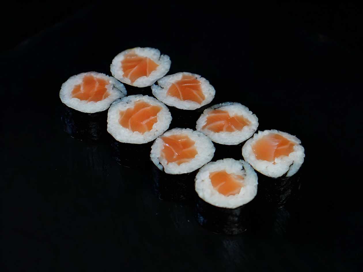 Maki with Salmon (8 pieces)