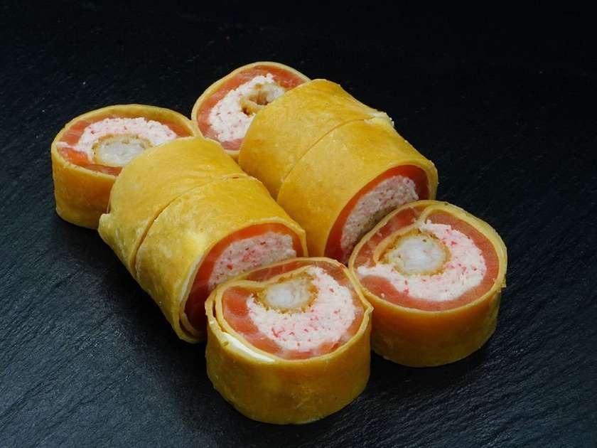 Roll with salmon and tamago (8 pieces)