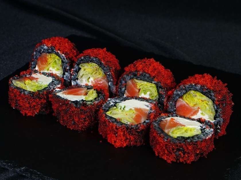 California with Salmon in black rice (8 pieces)