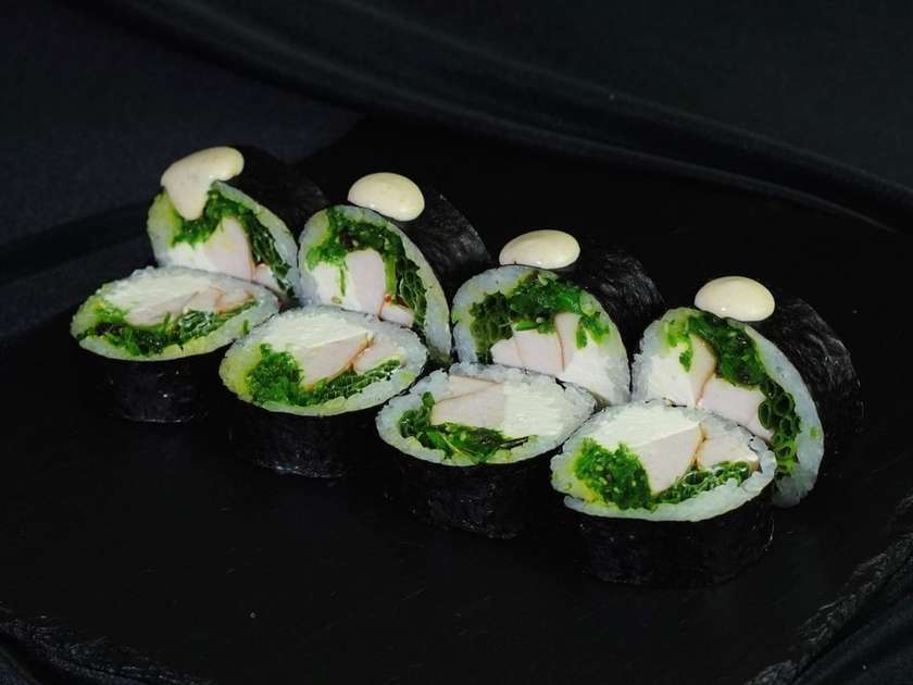 Futomaki with Smoked Chicken and Wakame (8 pieces)