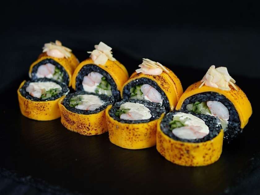Black Cheese Roll with Shrimp (8 pieces)