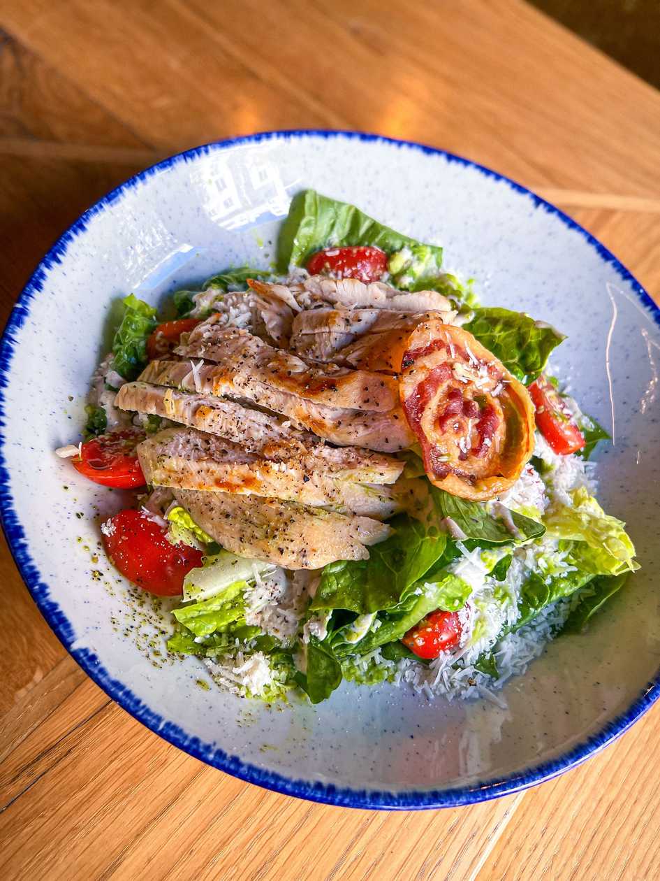 Sałata Cezar kurczak