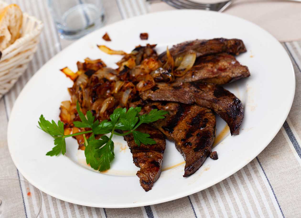 Grilled Pork Liver with Onion and Mustard