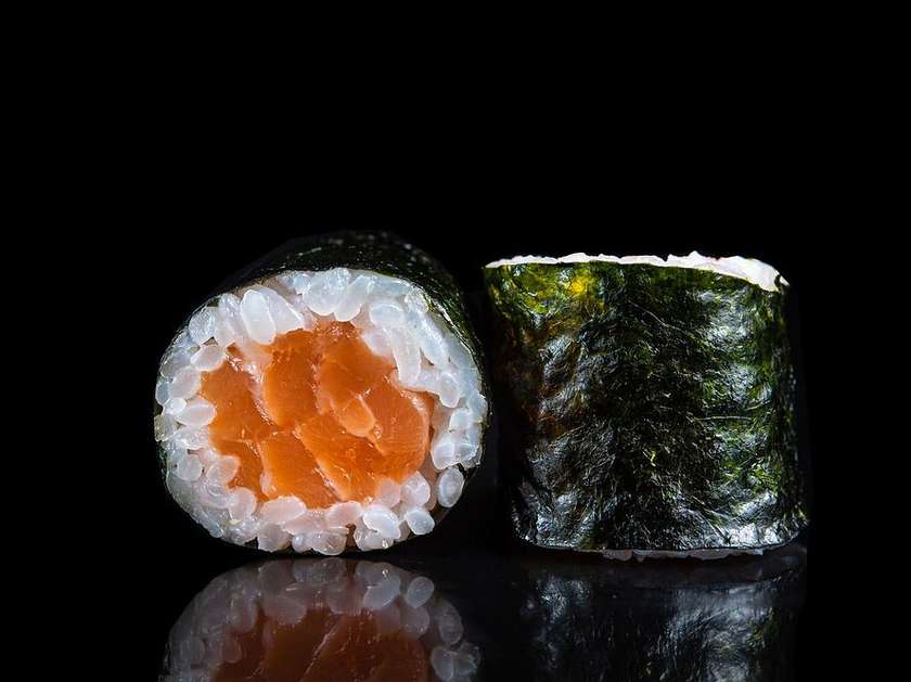 Salmon hosomaki