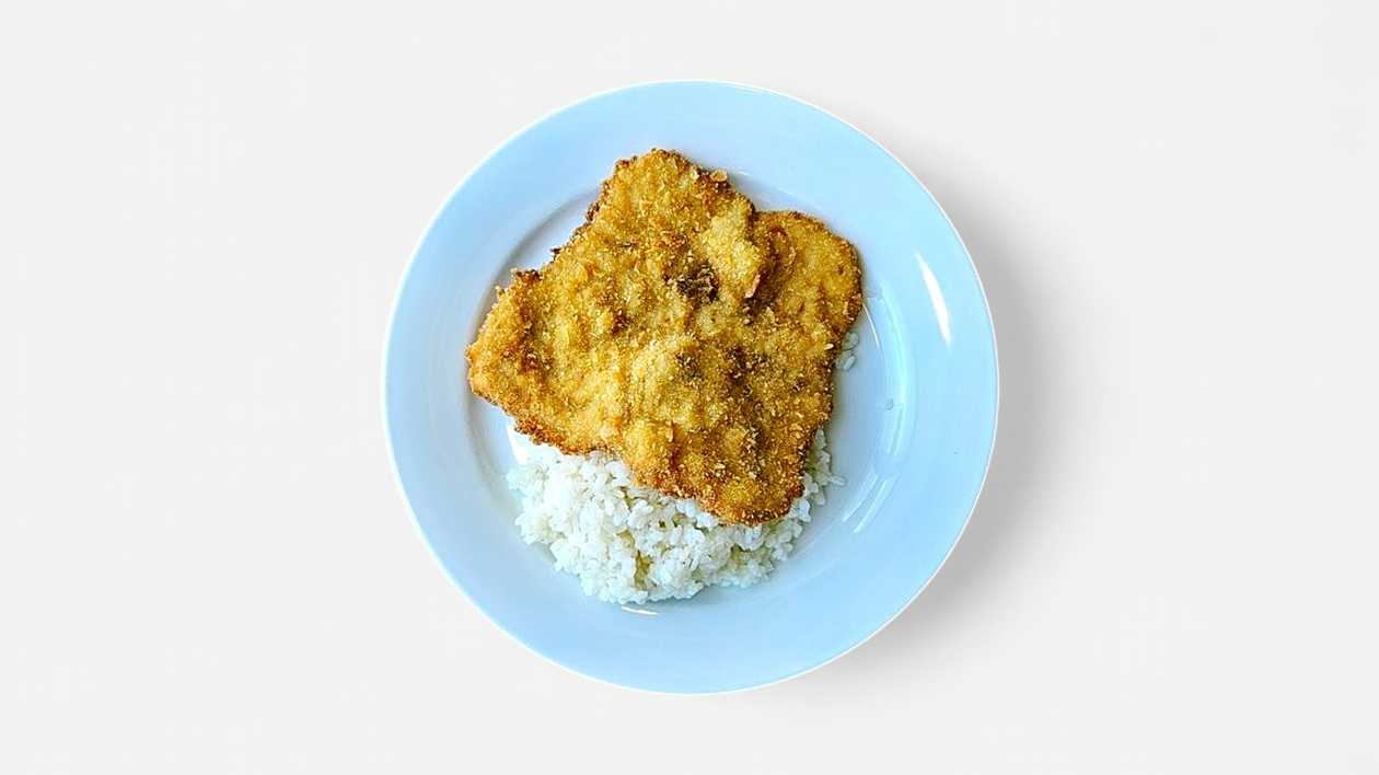 120g/120g	Vyprážaný kurací rezeň, dusená ryža SK 1,3,7