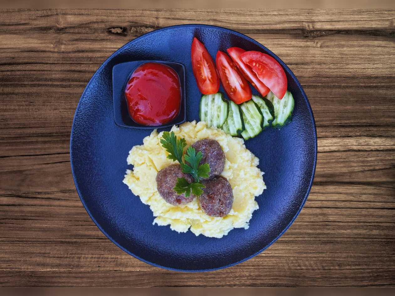 Homemade Meat Patties with Mashed Potatoes