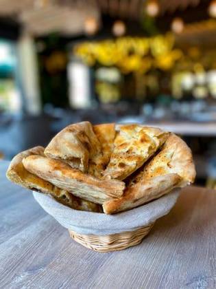 Focaccia cu usturoi și parmezan