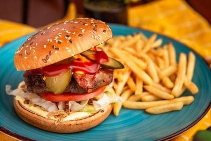 CHEESEBURGER DE PUI CU CARTOFI PRAJITI