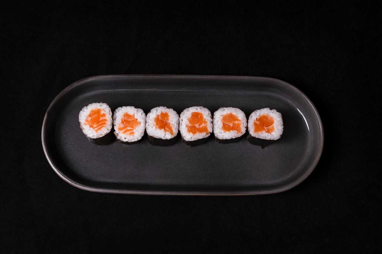 Salmon Hosomaki (8 Pcs.)