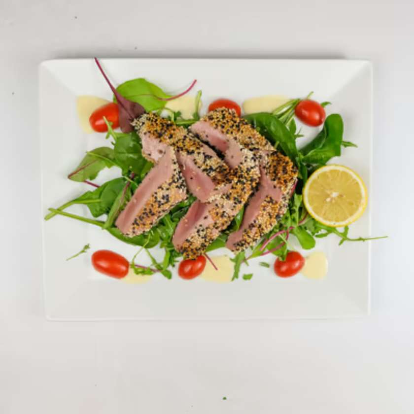 Tagliata Di Tonno Con Insalata Mista e Pomodorini