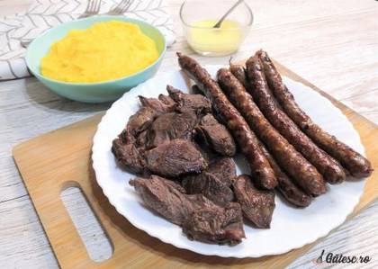 Pastramă de berbecuț cu mămăligă