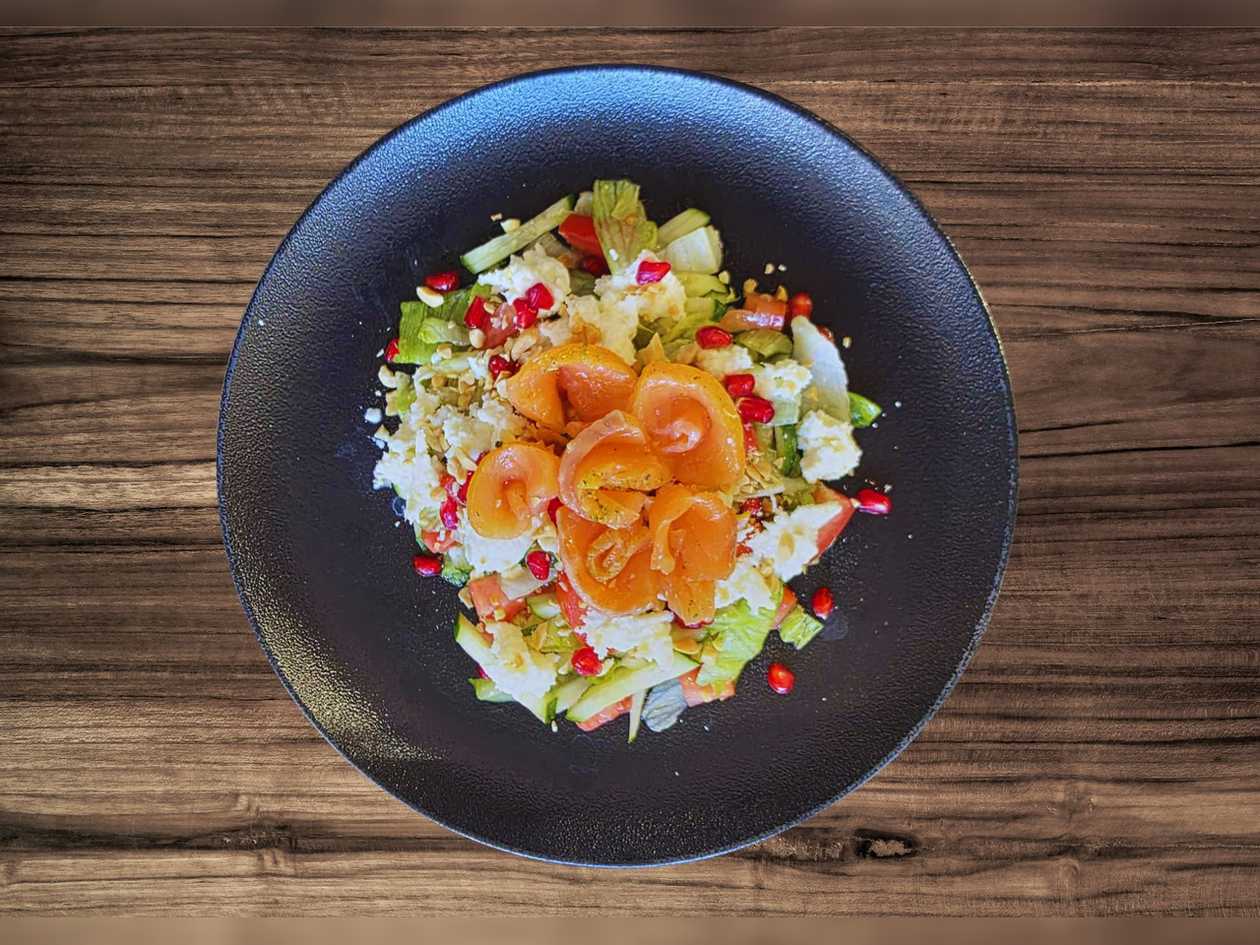 Mozzarella salad with salmon