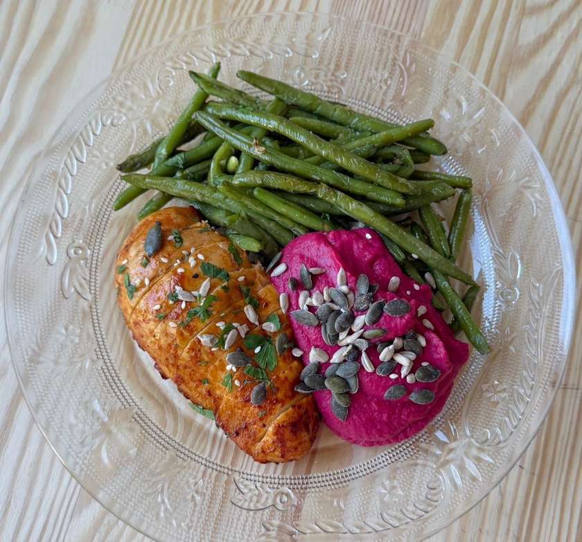 Fasole verde cu pulpa de pui si hummus 400g