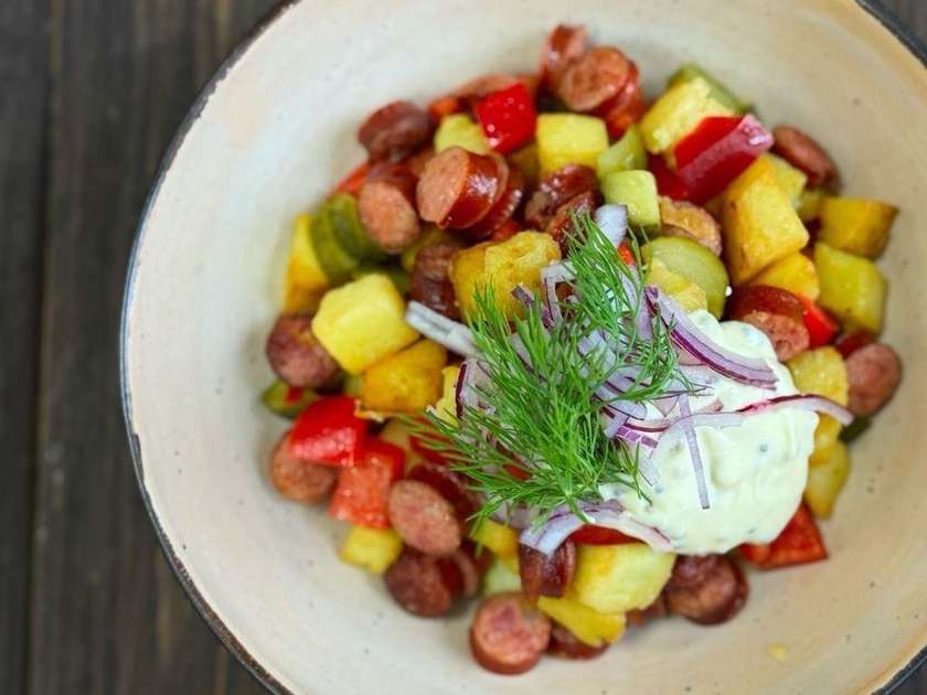 Салат з мисливськими ковбасками