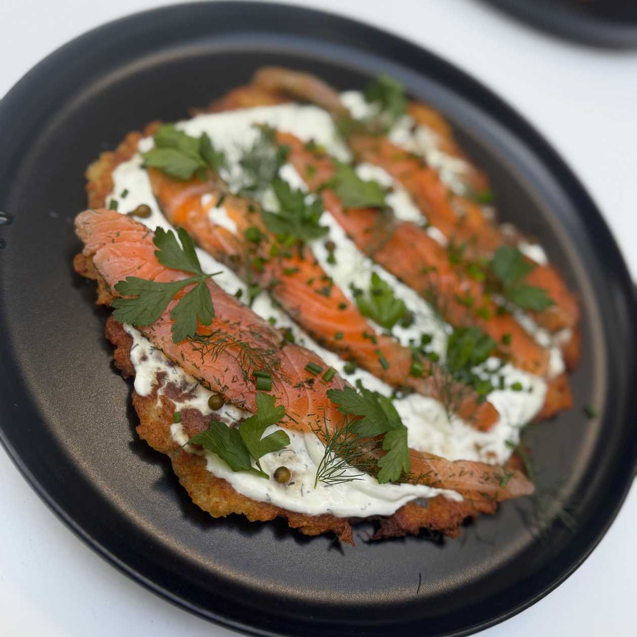 Benedykt z Plackami Ziemniaczanymi i Gravlax z Łososia