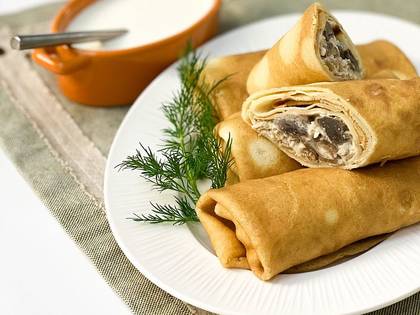 Млинці з мʼясом та грибами, та сметаною