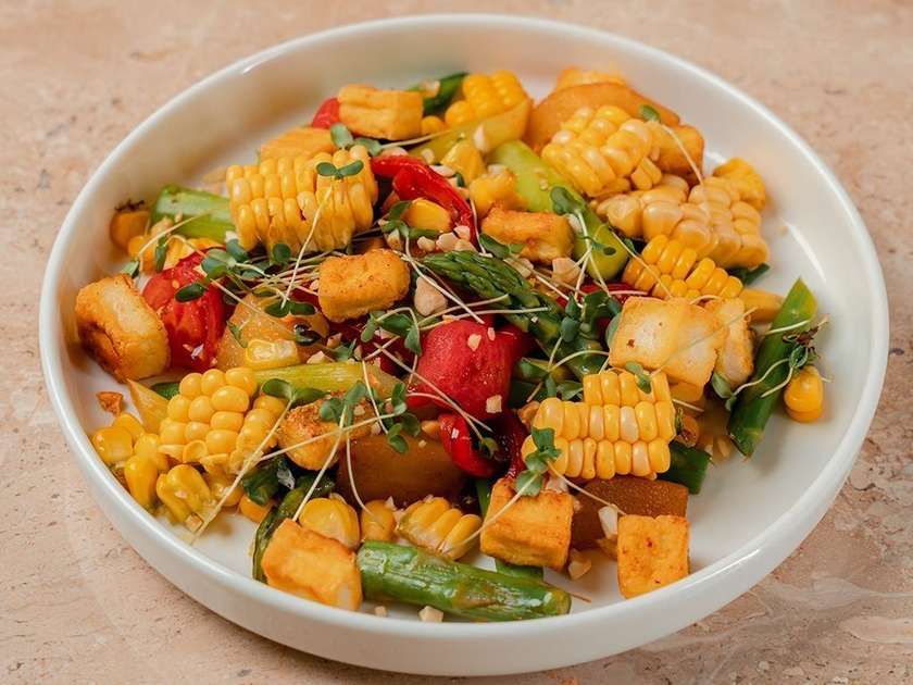 Salad with tofu, asparagus and caramelized pear