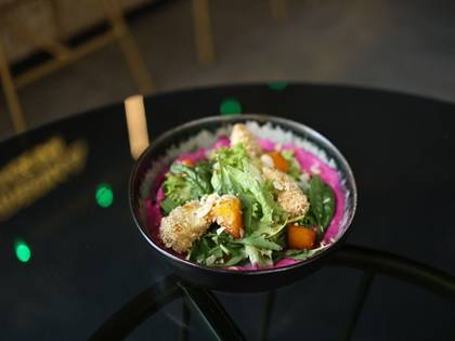 Salad with Caramelized Pumpkin and Fried Camembert in Beetroot Sauce (200g)