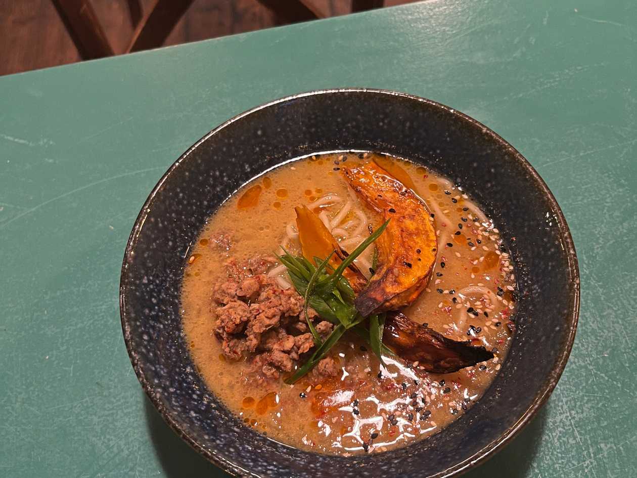 Grzybowo-orzechowy ramen