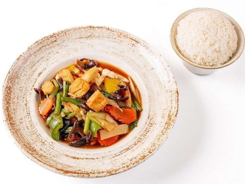 Phad Pak Rum Mit Tofu