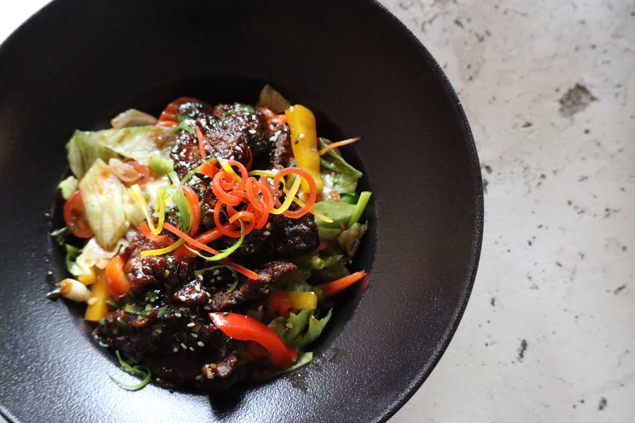 Salat köögiviljade ja krõbeda veisega