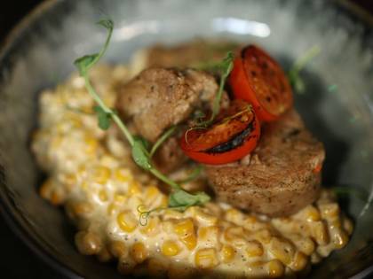 Pork medallions with cheesy corn (350g)