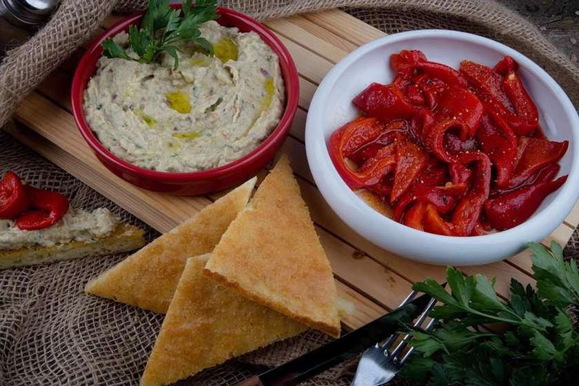 Salată de vinete coapte pe jar cu ardei copt, roșii si ceapa